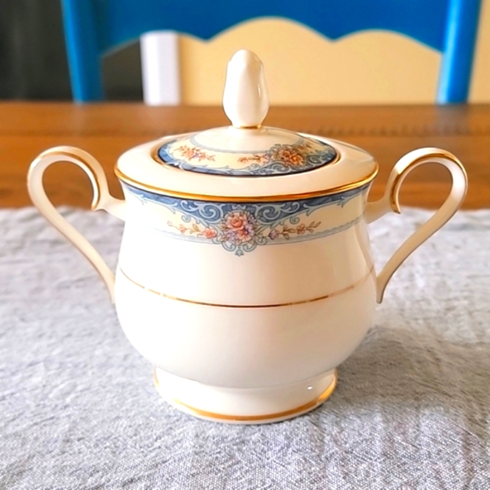 Noritake Rosslyn Sugar Bowl with Lid